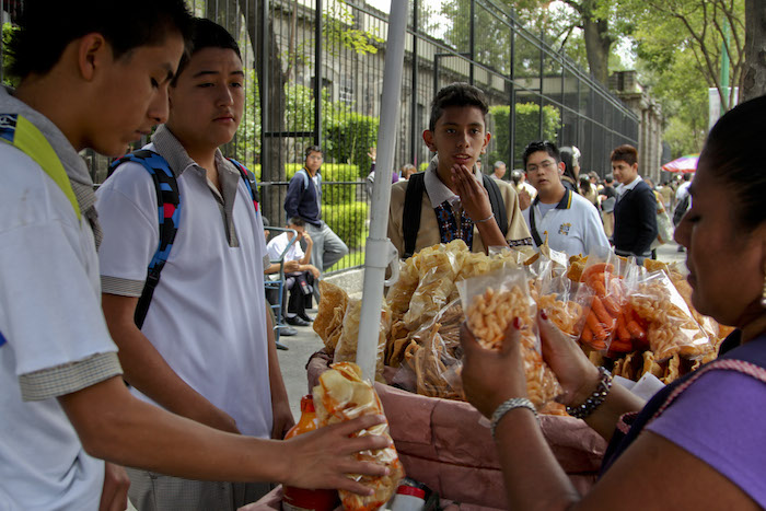 Dentro y fuera de las escuelas suelen venderse alimentos con alto contenido de azúcar, grasa y sal. Foto: Cuartoscuro