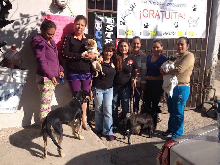 El equipo de Trust durante un evento de campaña de esterilización de animales. Foto: Cortesía.