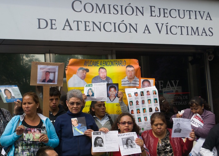 Las Puertas Del Edificio Fueron Cerradas Para Impedirles El Acceso Foto Ariana Pérez Sinembargo