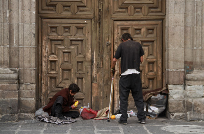 Una Pareja De Indigentes En La Plaza De Santo Domingo En El Primer Cuadro Capitalino Foto Cuartoscuro