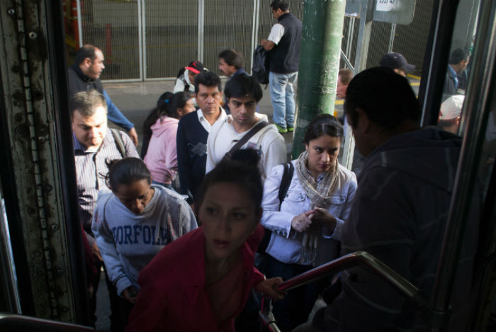 Desde Que Se Suspendió El Servicio Los Autobuses De La Red De Transportes De Pasajeros rtp Brindan El Servicio Para Transportar a Los Usuarios De Las Estaciones Afectadas En Horas Pico Los Autobuses Son Insuficientes Para La Cantidad De Pasajeros Se Quejan Algunos Usuarios Foto Ariana Pérez Sinembargo