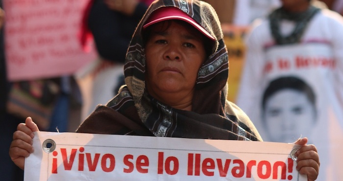 Madres de los 43 normalistas marchan en Reforma. Foto: Francisco Cañedo, SinEmbargo