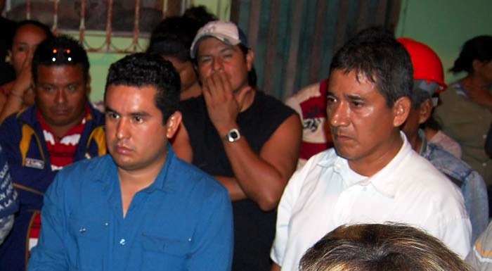 José Moisés Sánchez, a la derecha del alcalde de Medellín, Omar Cruz Reyes, durante una reunión con vecinos vigilantes. Foto: Cuartoscuro