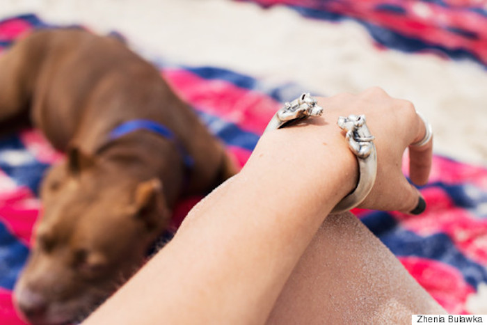 El brazalete de Bulawka, con dos perros modelados a partir de Mr. Dukes y Ruby. Foto: Zhenia Bulawka/HuffPost