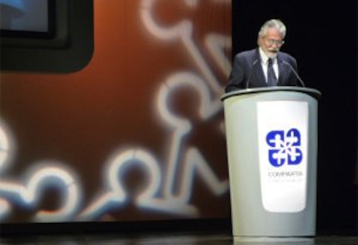 Javier Ávila Aguirre al recibir el premio “Compartir”  en el 2009. Foto: Jesuitas En Tarahumara