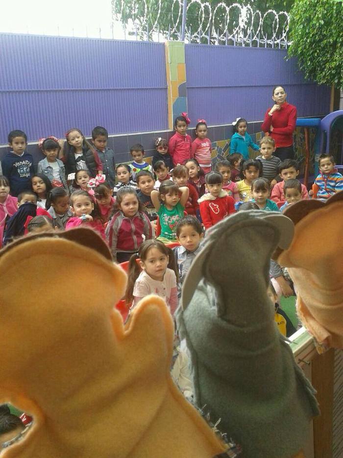 La asociación lleva a cabo actividades como obras de títeres en escuelas para niños donde tocan temas de la sensibilización con los animales. Foto: Cortesía. 