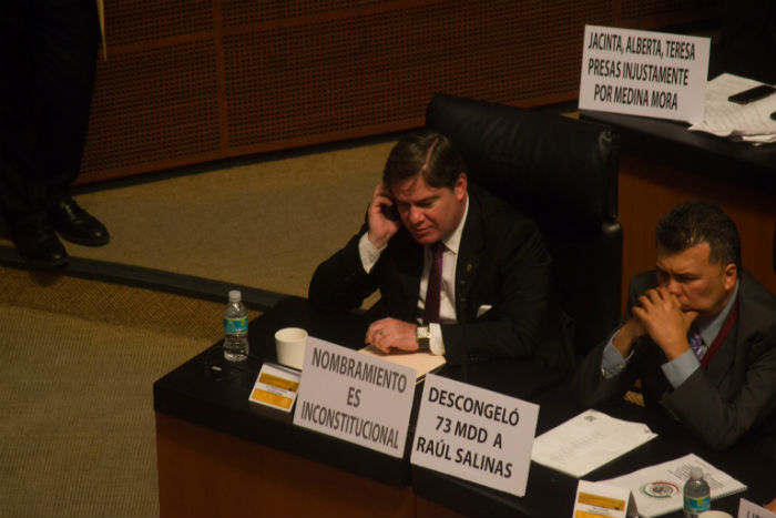 Durante la ratificación de Medina Mora en el Senado, legisladores de oposición mostraron pancartas con los distintos temas que dejó pendientes como Procurador. Foto: Ariana Pérez, SinEmbargo