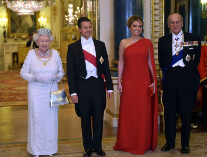 El Presidente y su esposa durante su gira a Reino Unido, acompañados de la Reina Isabel II. Foto: Presidencia de México