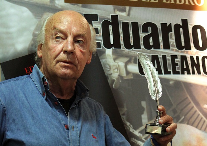 Galeano posa con la Pluma de la Crítica. Foto: EFE.