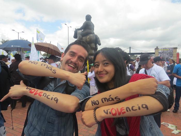 Los animalistas exigieron en la Marcha por la Paz realizar una consulta ciudadana para decidir si la Plaza de Toros de Santamaría en Bogotá sirva para corridas. Foto: Plataforma ALTO.