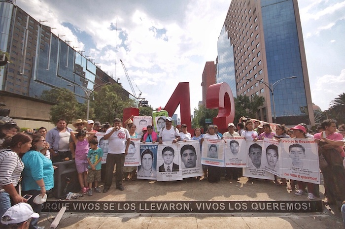 Padres de los 43 inauguraron el "antimonumento" por los 43 en Reforma. Foto: Francisco Cañedo, SinEmbargo