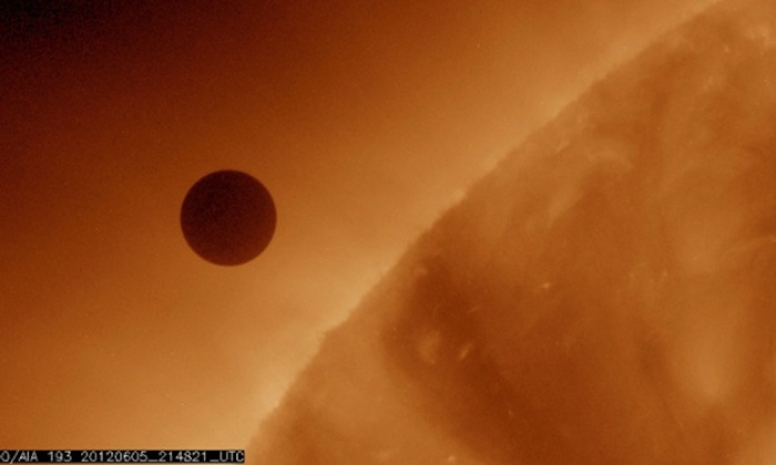 Venus fotografiado en el comienzo de un tránsito alrededor del Sol en junio de 2012. Foto: NASA