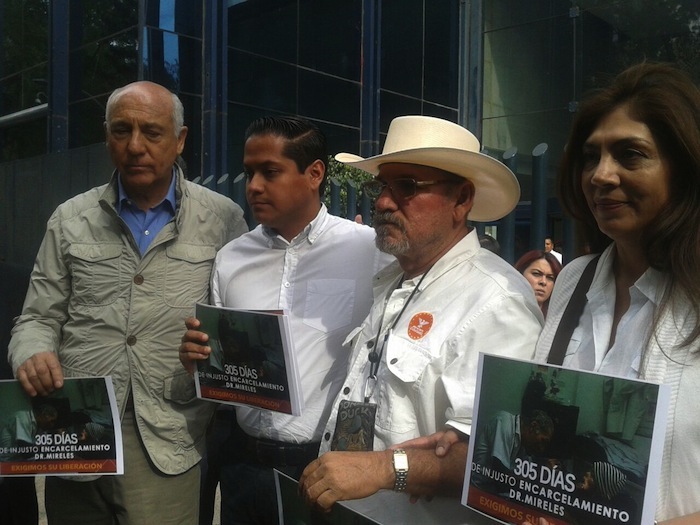 Hipólito Mora, Virgnia Mireles y Manuel Antunes exigen la liberación de Mireles. Foto: Sergio Rincón, SinEmbargo.