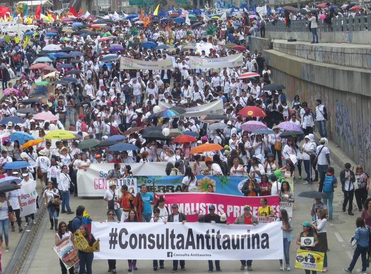 Cientos de activistas defensores de los derechos de los animales se reunieron para participar en la Marcha por la Paz de Bogotá, Colombia, ciudad en medio de la polémica por el tema de la tauromaquia. Foto: Plataforma ALTO.