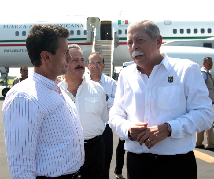 Peña Nieto y el Gobernador de Tamaulipas, Egidio Torre Cantú en octubre de 2013, depsués del paso de "Ingrid". Foto:Cuartoscuro