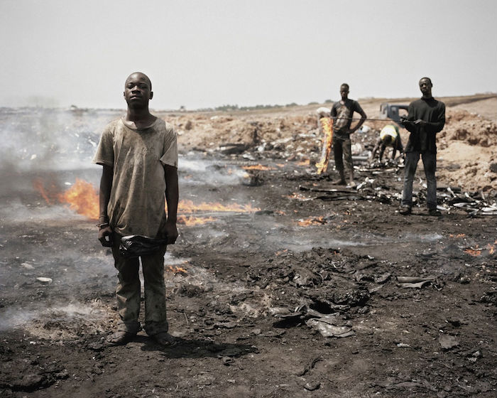 Fuego, polvo y una mezcla peligrosa de materiales dañinos son el paisaje habitual de los habitantes de Agbobloshie. Foto: Valentino Bellini