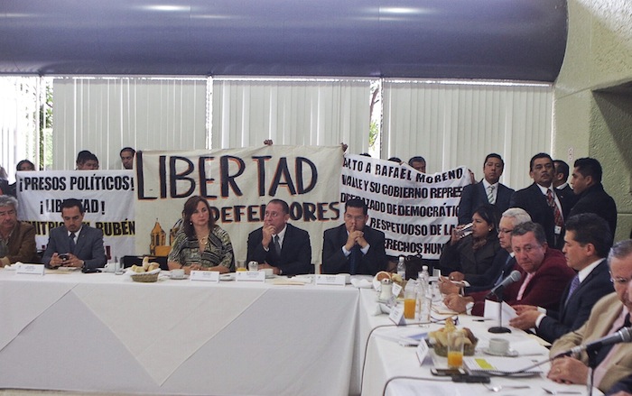 Poblanos ingresaron a la comparecencia en un acto de protesta pacífica. Foto: Francisco Cañedo, SinEmbargo.