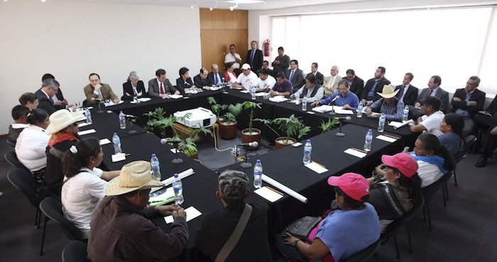 Los padres de los 43 se reunieron con las autoridades del INE el 8 de abril para pedir la cancelación de las elecciones en Guerrero. en las oficinas del INE. Foto: Cuartoscuro.