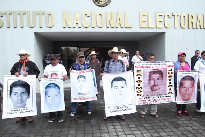 Padres de los 43 estudiantes normalistas desaparecidos en Iguala hace 6 meses, se reunieron con el Lorenzo Córdova, presidente del INE, en las instalaciones del instituto para entregar un documento en el que exigen que se cancelen las elecciones del próximo 7 de junio en Guerrero. Foto: Cuartoscuro