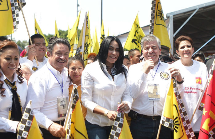 La Candidata Del Prd Para Jefa Delegacional En Iztapalapa Dione Anguiano En El Arranque De Campaña Con Los Dirigentes Nacional Carlos Navarrete Y Local Raúl Flores Foto Francisco Cañedo Sinembargo