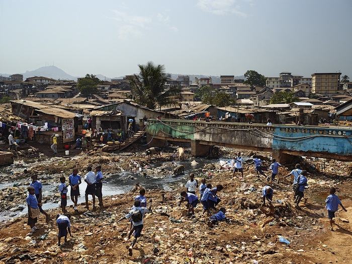 Escuela primaria Kroo Bay, Freetown, Sierra Leona. Foto: James Mollison