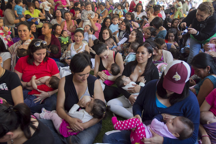 Un Grupo De Madres Se Reunieron En Agosto De a Alimentar a Sus Hijos Para Romper Un Récord En El Df Foto Cuartoscuro