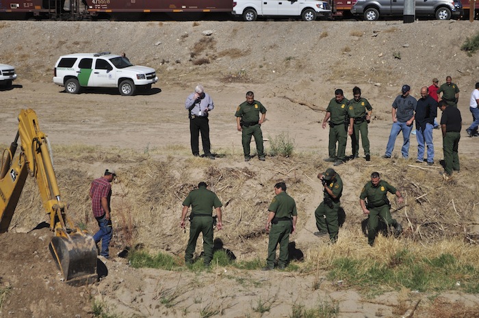 Agentes fronterizos descubren un túnel en los límites con Chihuahua. 28 de octubre 2011. Foto: Cuartoscuro.