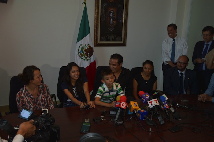 Alondra regresó con sus padres luego de ser sustraída por la Interpol Foto: Jorge Hernández, Zona Franca 