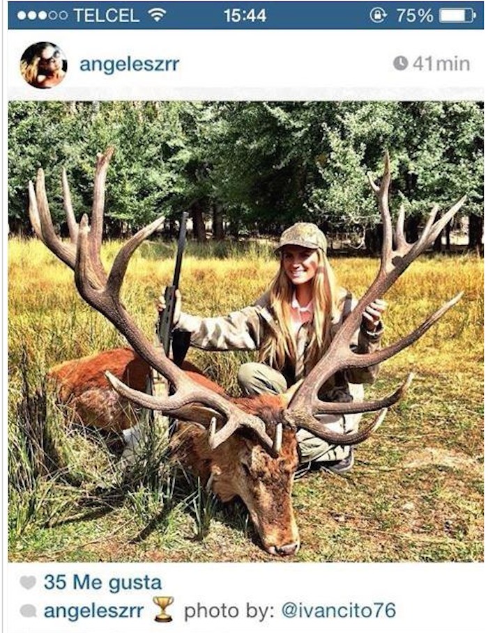 La chica luce feliz con un rifle en una mano y sosteniendo los cuernos de un venado posiblemente muerto con la otra. Foto: Captura de Pantalla