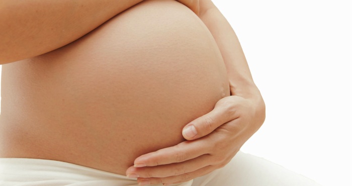 El embarazo previene el cáncer de mama si ocurre en edades tempranas mientras que el no tener hijos incrementa el riesgo de padecerlo. Foto: Shutterstock.