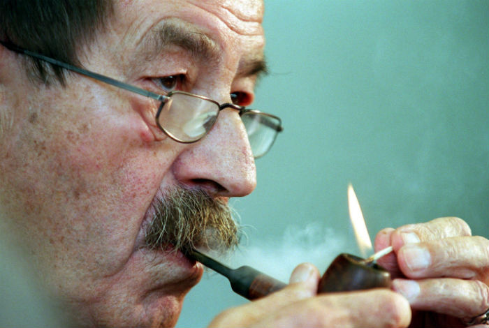 Fotografía de archivo tomada el 15 de octubre de 1999 que muestra al Nobel de Literatura alemán Günter Grass durante la Feria del Libro de Fráncfort, Alemania. Foto: EFE