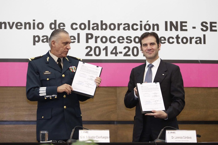 El General Salvador Cienfuegos Zepeda y el Consejero Presidente del INE, Lorenzo Córdova Vianello. Foto: Cuartoscuro.