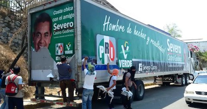 Manifestantes Retiran Propaganda De Partidos Durante La Marcha Por Los Foto El Sur