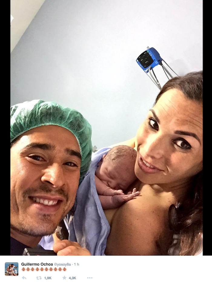 Memo Ochoa publica la foto de su bebé en Twitter Foto: @yosoy8a 