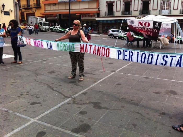 "No se mata la vedad, matando periodistas" se leía en una pancarta en la plaza Foto: Plumas Libres 