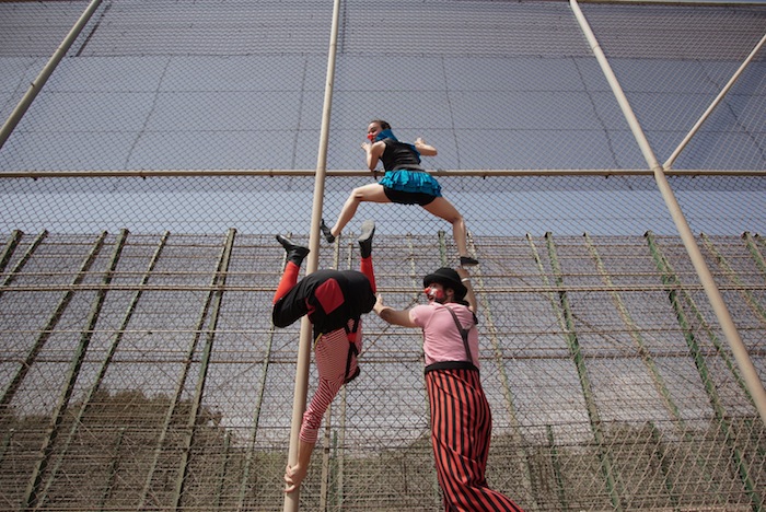 Tras el desnudo, esta tarde prevén actuar frente al CETI, para que los inmigrantes tengan la oportunidad de ver un espectáculo profesional. Foto: Pallasos en Rebeldía