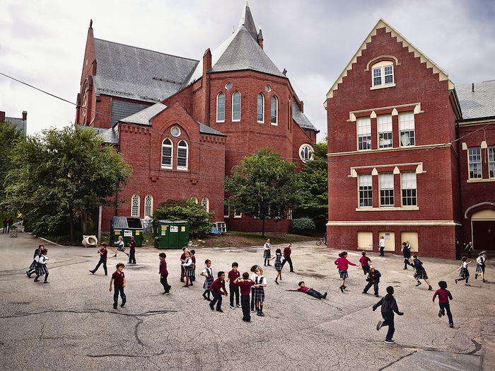 Escuela primaria St. Mary of the Assumption, Brookline, Massachusetts, Estados Unidos. Foto: James Mollison