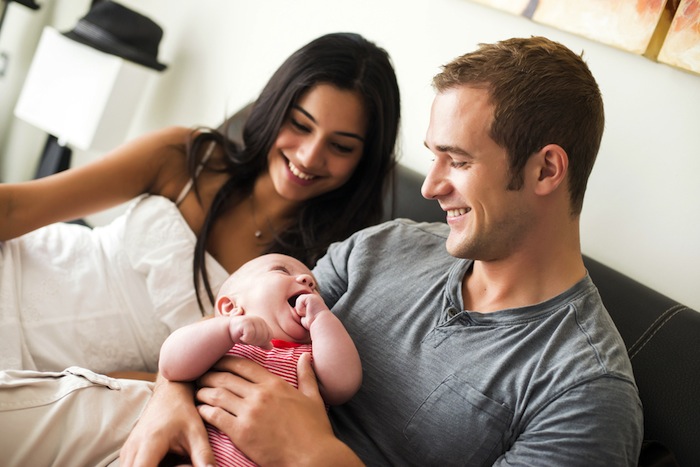 Para algunos padres, las redes sociales son tanto un foro como una solución a la soledad. Foto: Shutterstock