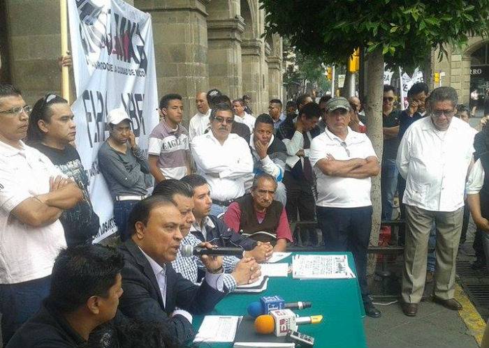 Conferencia de prensa afuera de las oficinas del GDF. Foto: Sergio Rincón, SinEmbargoMx. 