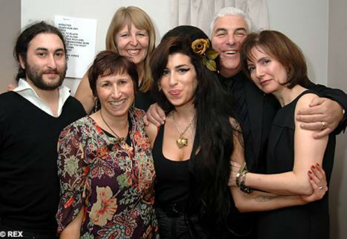 Tiempos felices: Amy y su familia. Foto: Facebook