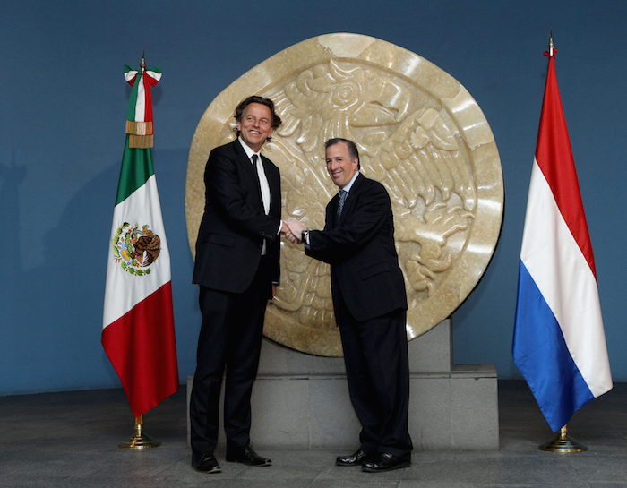 El canciller Bert Koenders y su homólogo mexicano José Meade, después de su reunión en la Ciudad de México. Foto: EFE