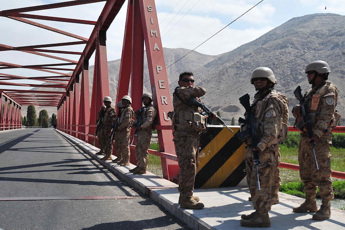 Militares custodian un puente el 23 de mayo de 2015, en la localidad de Cocachacra, en la provincia de Islay, Arequipa. Foto: EFE.