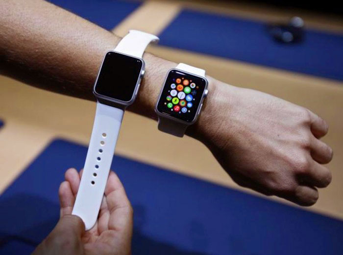 La llegada del reloj de Apple y otros dispositivos similares obliga a replantear las estrategias de mercadotecnia. Foto: EFE