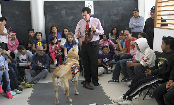 Davis Hawn visitó México para poder demostrar por medio de un caso vivencial la contribución de los perros de terapia/servicio en la vida de niños y adultos con enfermedades graves y terminales; asimismo, busca hacer un llamado a la sociedad para abrir más espacios de convivencia entre humanos y animales. Foto: Luis Barrón, SinEmbargo