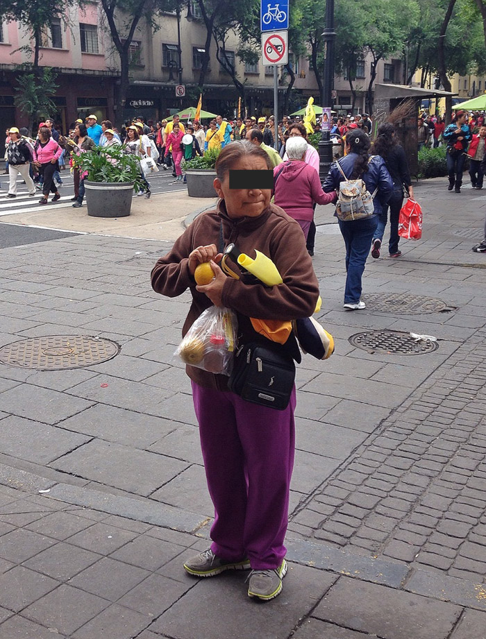 Mujer de aspecto humilde encaminándose al Zócalo del DF con su “lunch” en la mano. Foto: Francisco Cañedo, SinEmbargo