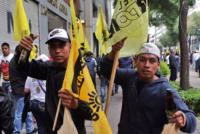 Cierre con cervezas. Foto: Francisco Cañedo, SinEmbargo