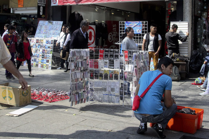 Ocho de cada 10 personas han comprado un producto pirata. Foto: Cuartoscuro.