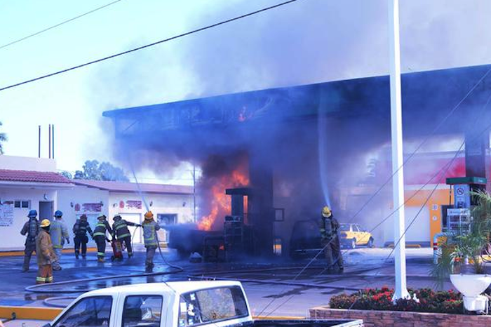 Incendian gasolinera en Jalisco Foto:@salvadorcosio1