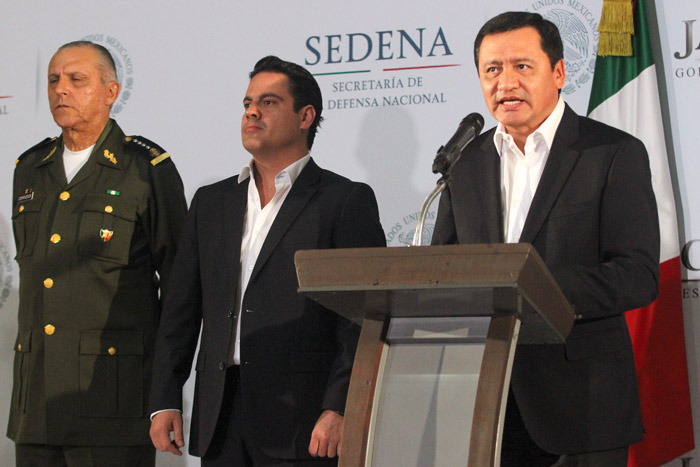 5 de mayo. Salvador Cienfuegos, Secretario de la Defensa Nacional; Aristóteles Sandoval, Gobernador de Jalisco y Miguel Ángel Osorio Chong, Secretario de Gobernación, anuncian la estrategia contra el Cártel Jalisco tras los hechos del 1 de mayo. Foto: Cuartoscuro