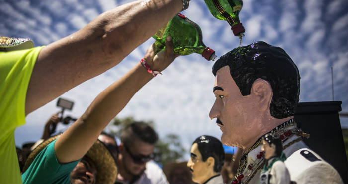 Cientos de creyentes de distintas partes de la República fieles a Jesús Malverde festejan el 3 de mayo el  aniversario luctuoso de este santo polémico. El busto sale del templo que lo alberga, en Culiacán, Sinaloa, para darle una vuelta en una camioneta mientras los creyentes bailan al ritmo de la banda y celebran con cerveza, después es devuelto a la capilla donde pedirán que se cumplan los milagros. Foto: Cuartoscuro/Archivo